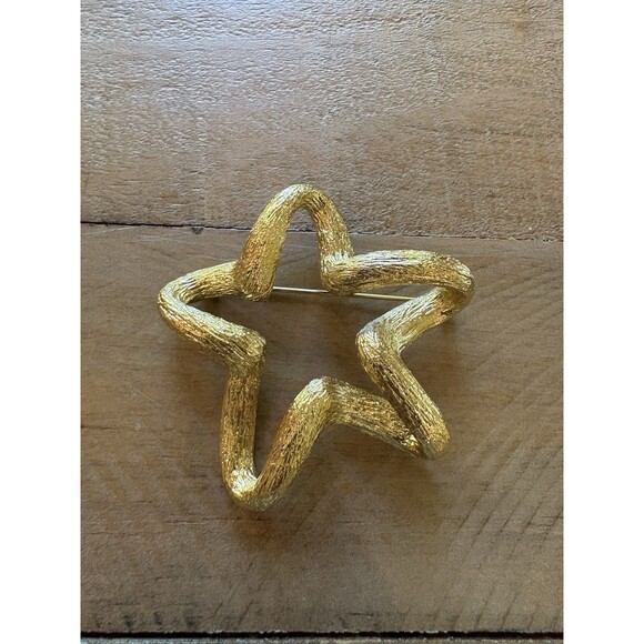 Vintage St John Open Star Brooch Pin Gold Tone Star Brooch Used - Picture 4 of 9